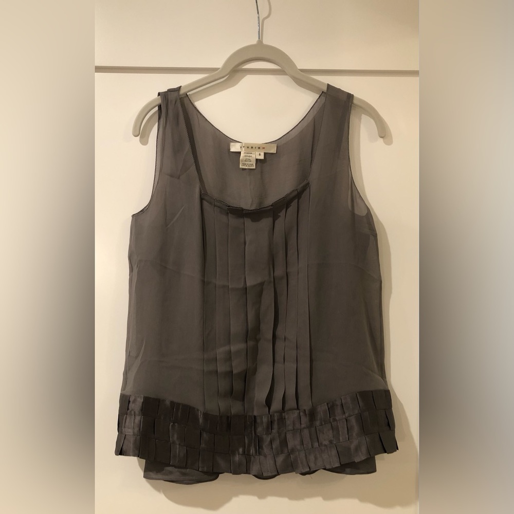 100% silk silvery-grey sleeveless blouse w/ beautiful textural details (S)
